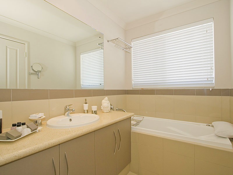 8 Travers Way, Aveley WA 6069