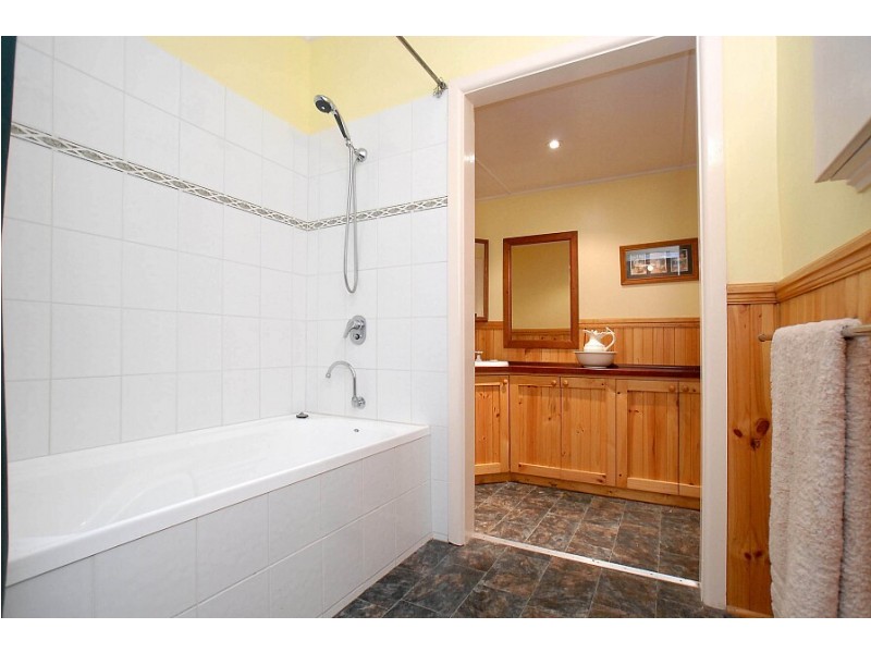 17 Nugent St, Monbulk VIC 3793