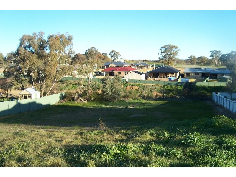 12 Keevil Drive, Young NSW 2594