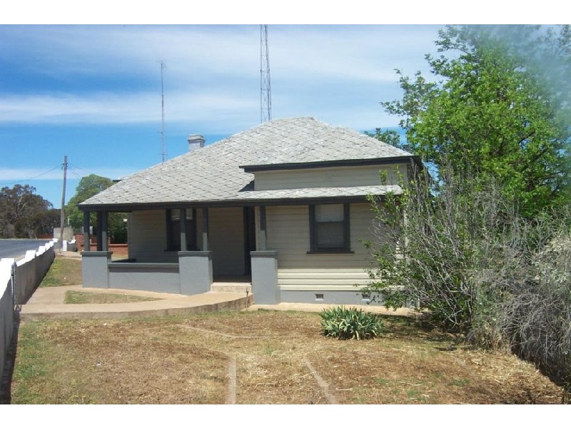 2 Whiteman Avenue, Young NSW 2594