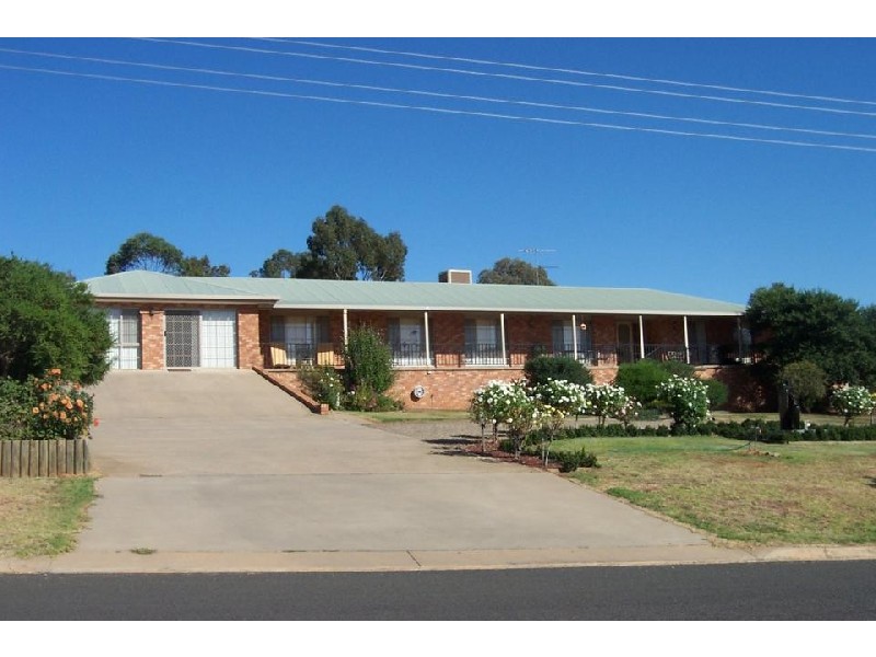 79 Binalong Street, Young NSW 2594