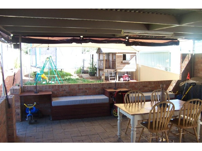 79 Binalong Street, Young NSW 2594