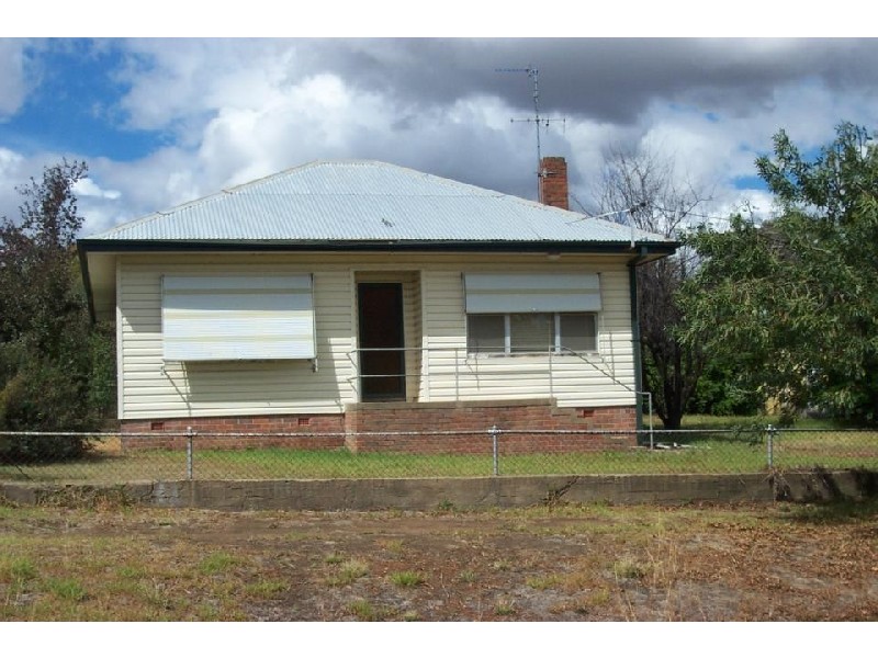 7 Blackett Avenue, Young NSW 2594