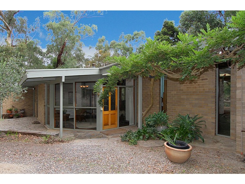 3 Yarra Braes Rd, Eltham VIC 3095