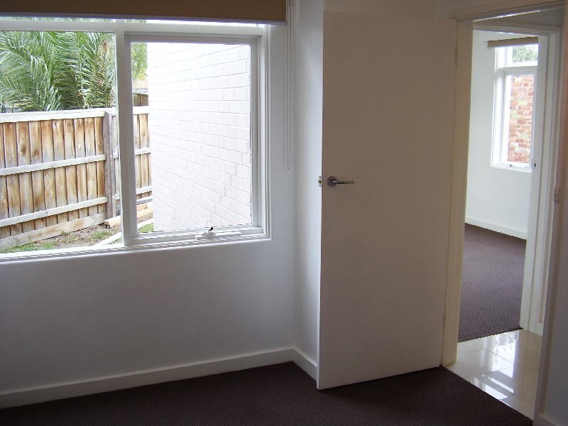 2/17 Bulla Rd, Essendon VIC 3040