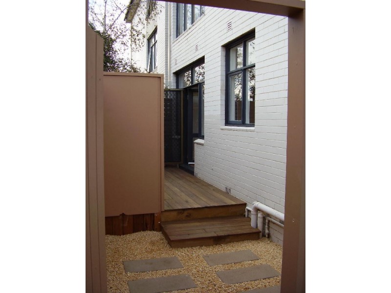 2/17 Bulla Rd, Essendon VIC 3040