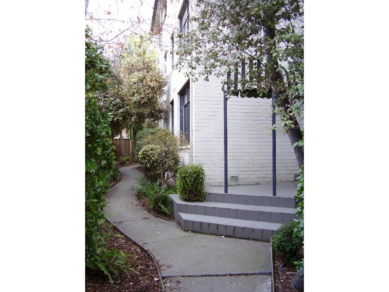 2/17 Bulla Rd, Essendon VIC 3040