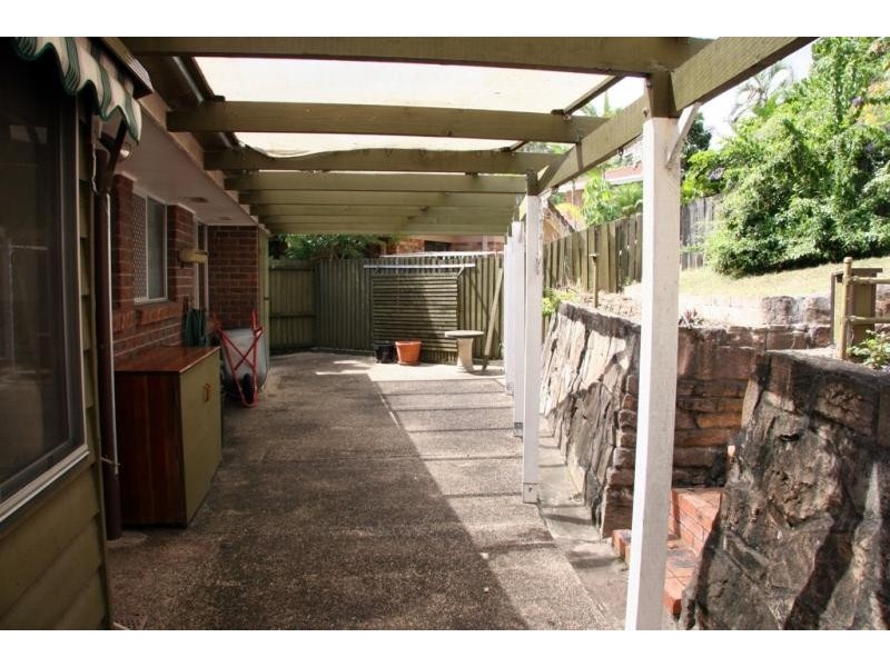 70 Marmindie St, Chapel Hill QLD 4069