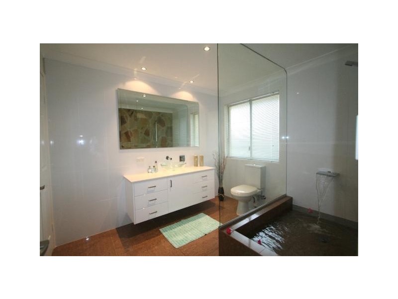 4 Sugarleaf Ct, Burleigh Waters QLD 4220