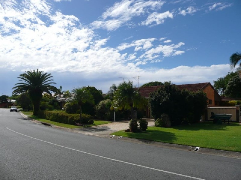 77 Sovereign Dr, Mermaid Waters QLD 4218