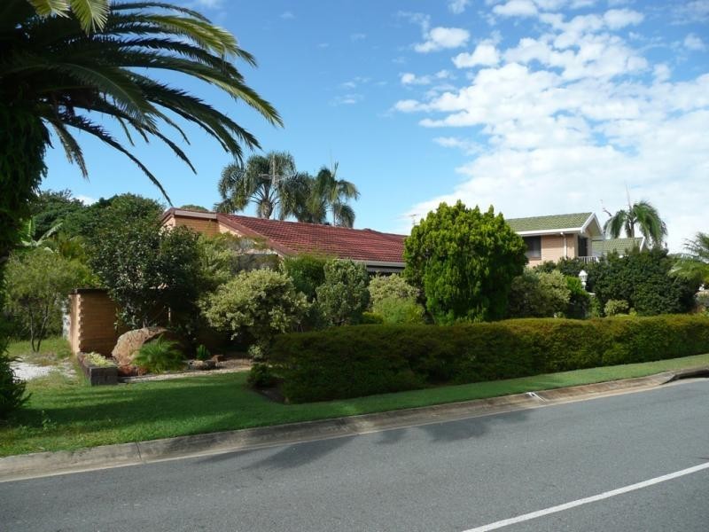 77 Sovereign Dr, Mermaid Waters QLD 4218