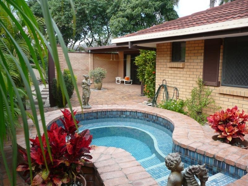 77 Sovereign Dr, Mermaid Waters QLD 4218