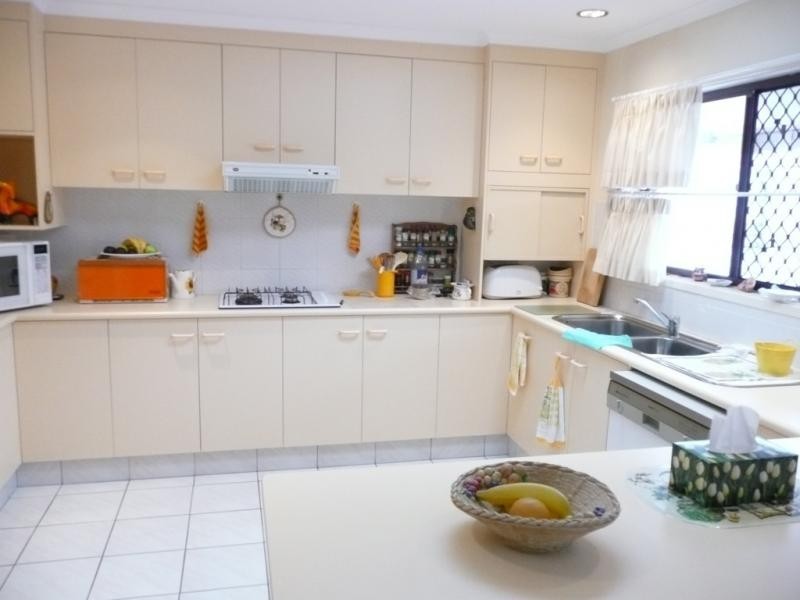 77 Sovereign Dr, Mermaid Waters QLD 4218