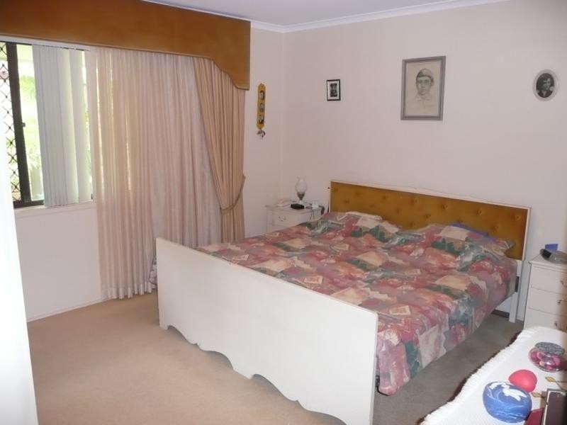 77 Sovereign Dr, Mermaid Waters QLD 4218