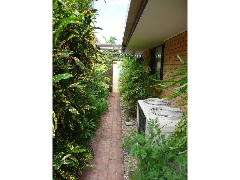 77 Sovereign Dr, Mermaid Waters QLD 4218