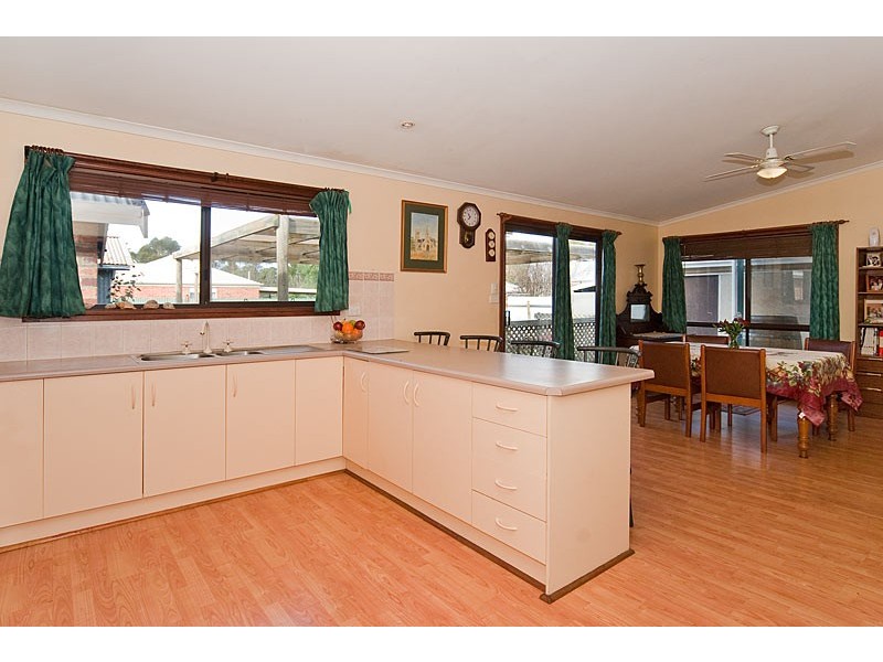 2 Sandergrove Rd, Strathalbyn SA 5255
