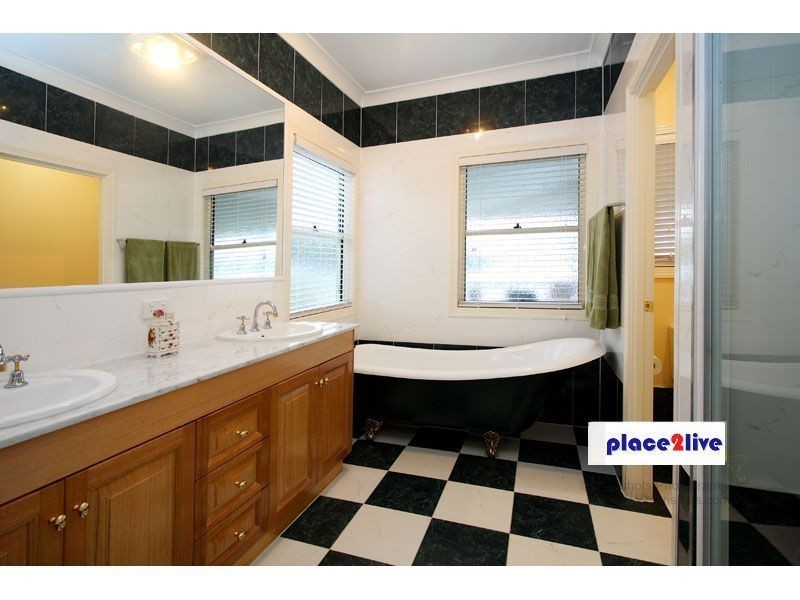 18 CHALMERS CRT, Samford QLD 4520