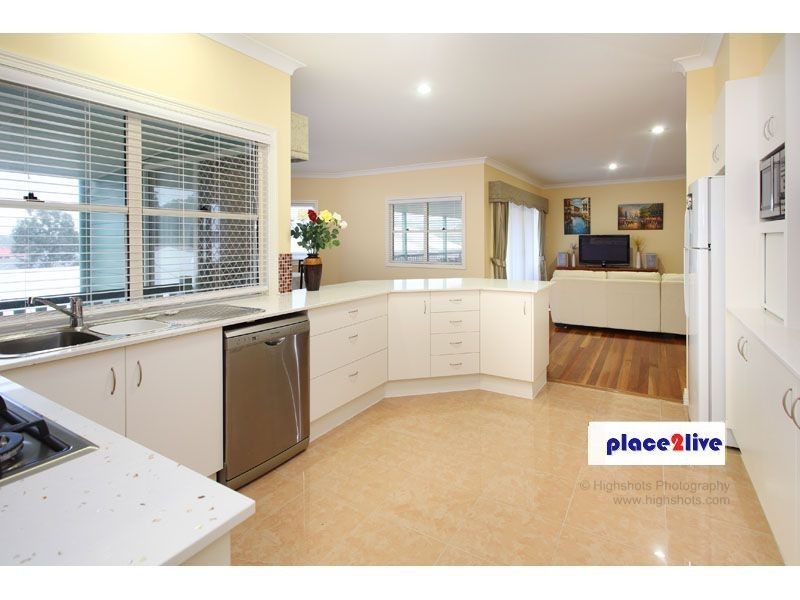 18 CHALMERS CRT, Samford QLD 4520