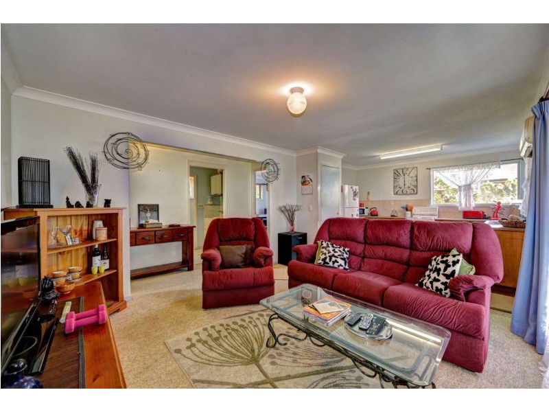 10 Burns Street, Burnett Heads QLD 4670