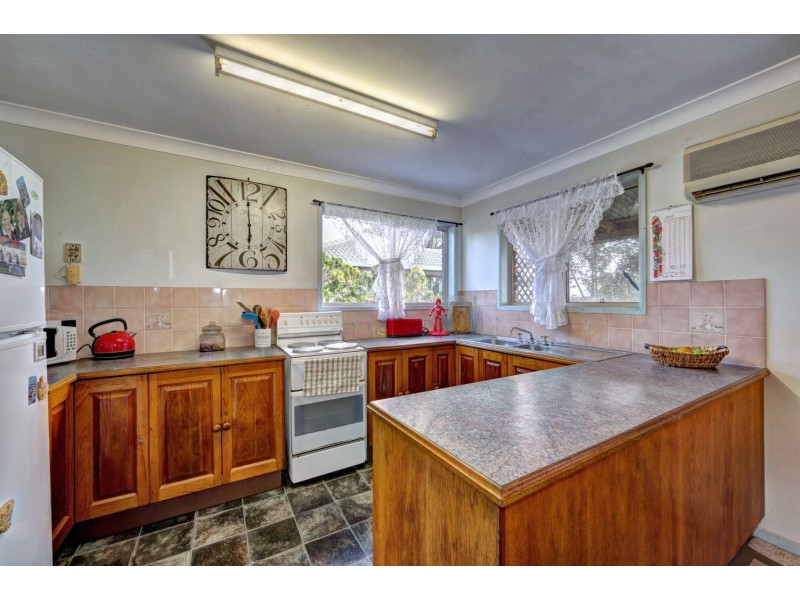 10 Burns Street, Burnett Heads QLD 4670