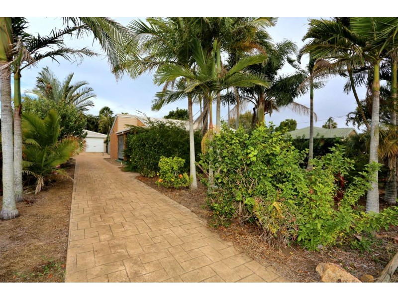 10 Burns Street, Burnett Heads QLD 4670