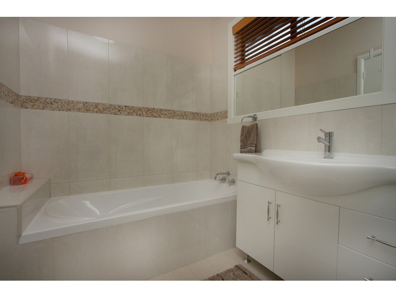 16 Ivanhoe Grove, Malvern East VIC 3145