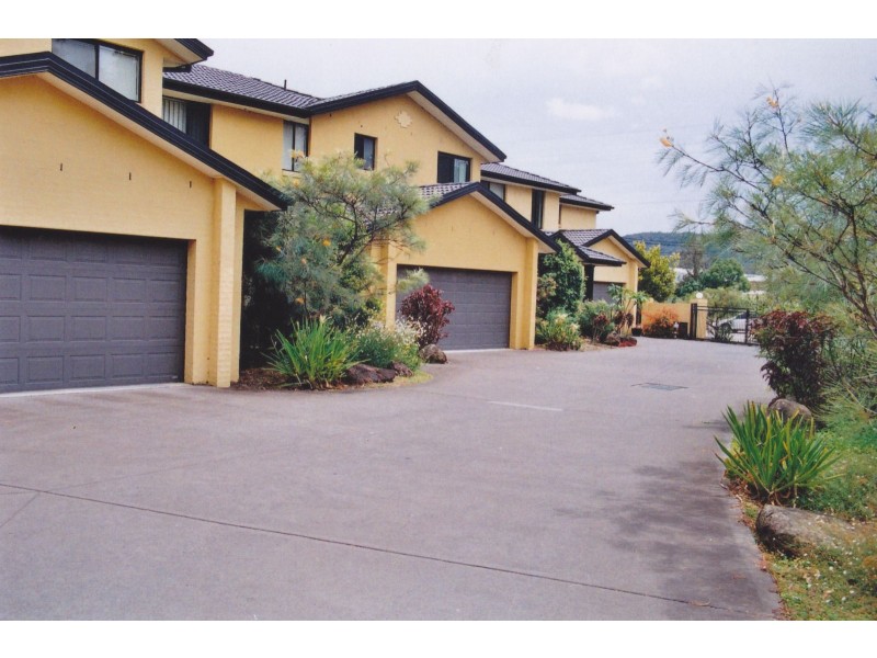 1/2 Adcock Avenue, West Gosford NSW 2250