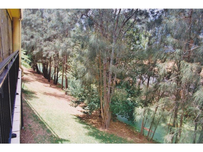 1/2 Adcock Avenue, West Gosford NSW 2250