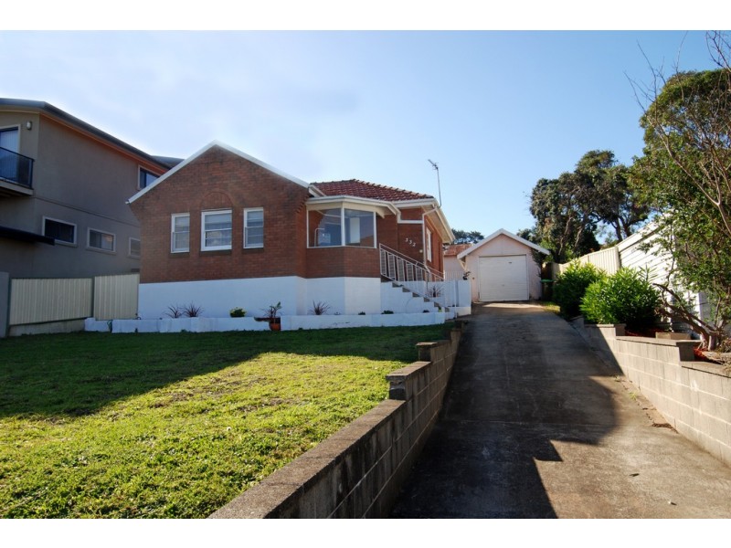 332 Northcliffe Drive, Lake Heights NSW 2502