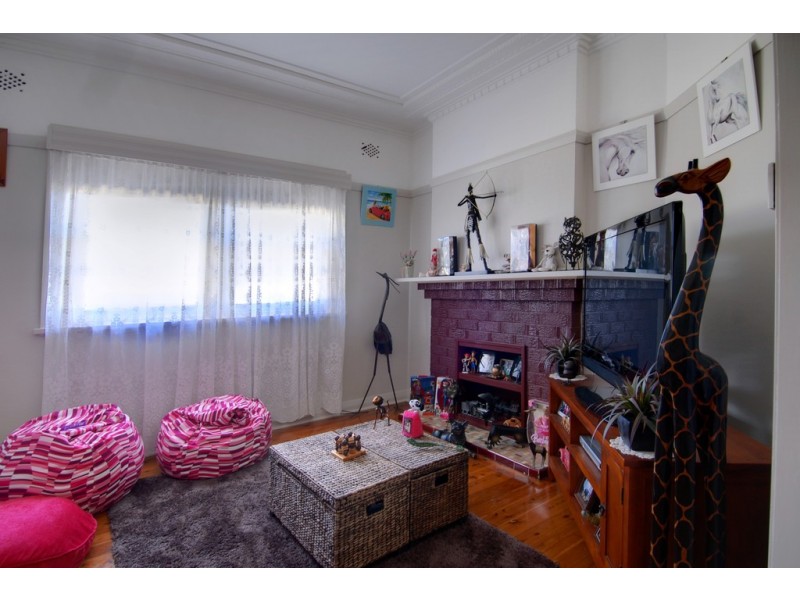 332 Northcliffe Drive, Lake Heights NSW 2502