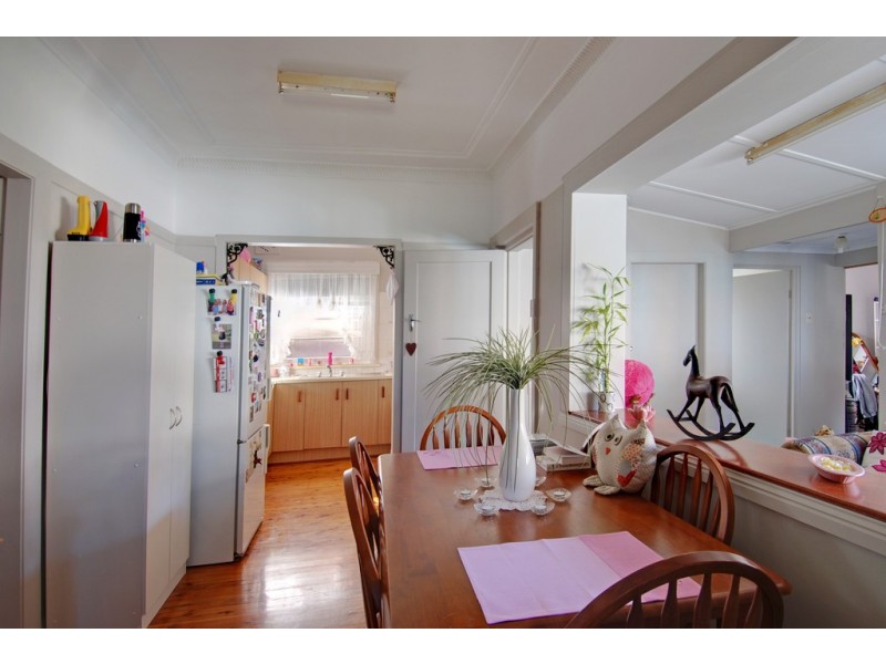 332 Northcliffe Drive, Lake Heights NSW 2502