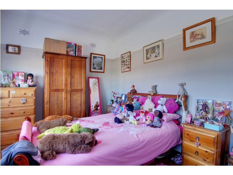 332 Northcliffe Drive, Lake Heights NSW 2502
