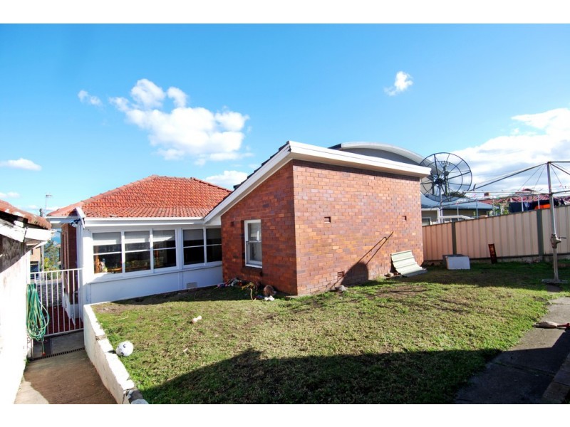 332 Northcliffe Drive, Lake Heights NSW 2502