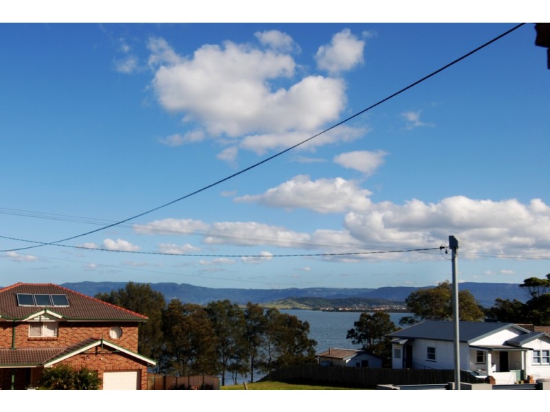 332 Northcliffe Drive, Lake Heights NSW 2502