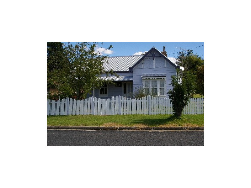 12 John Street, Uralla NSW 2358