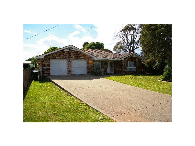 1A Plane Avenue, Uralla NSW 2358