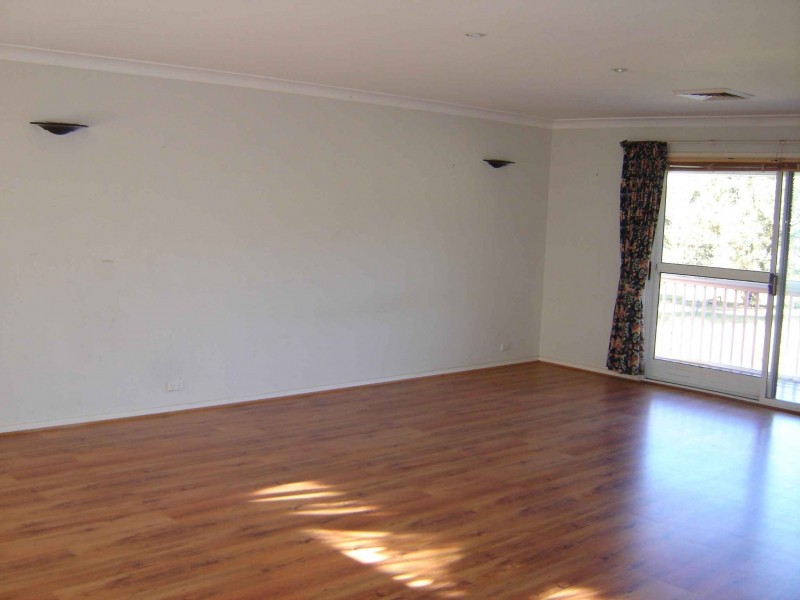 72 Trobriand Cres, Glenfield NSW 2167