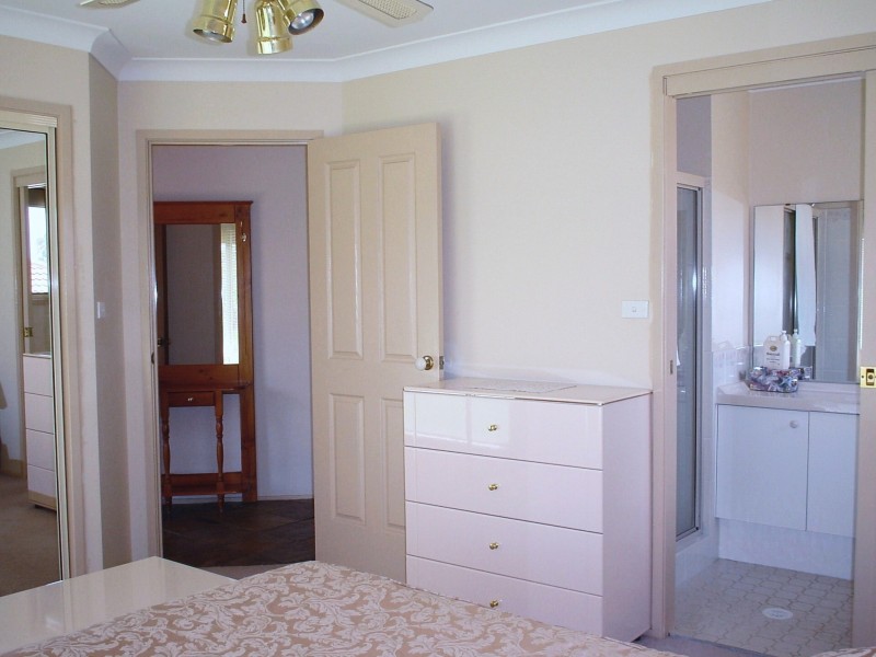 13 Marsanne Pl, Eschol Park NSW 2558