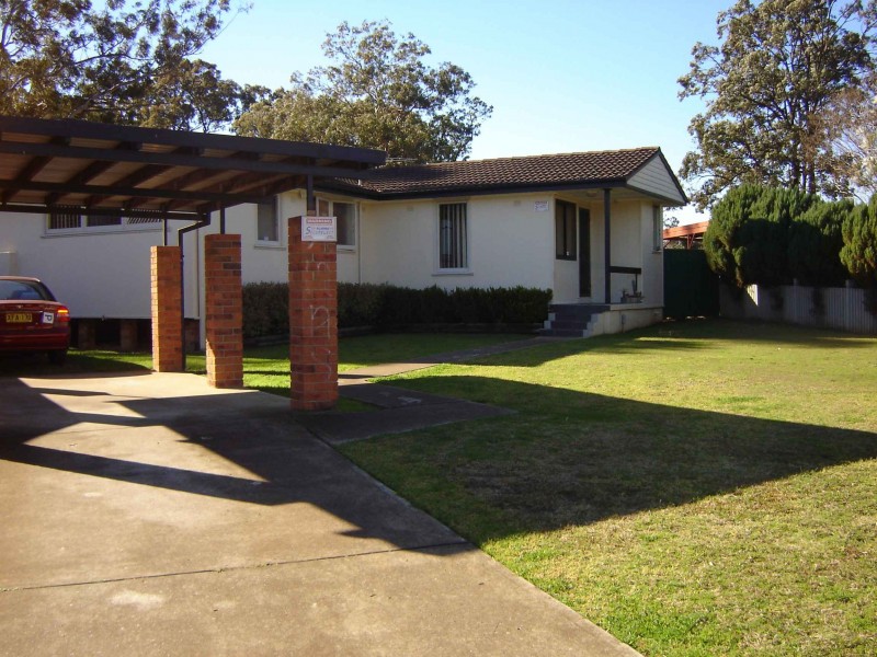 33 Blackwood Cres, Macquarie Fields NSW 2564