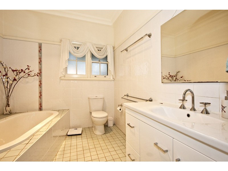 2 Cyprus St, Macquarie Fields NSW 2564