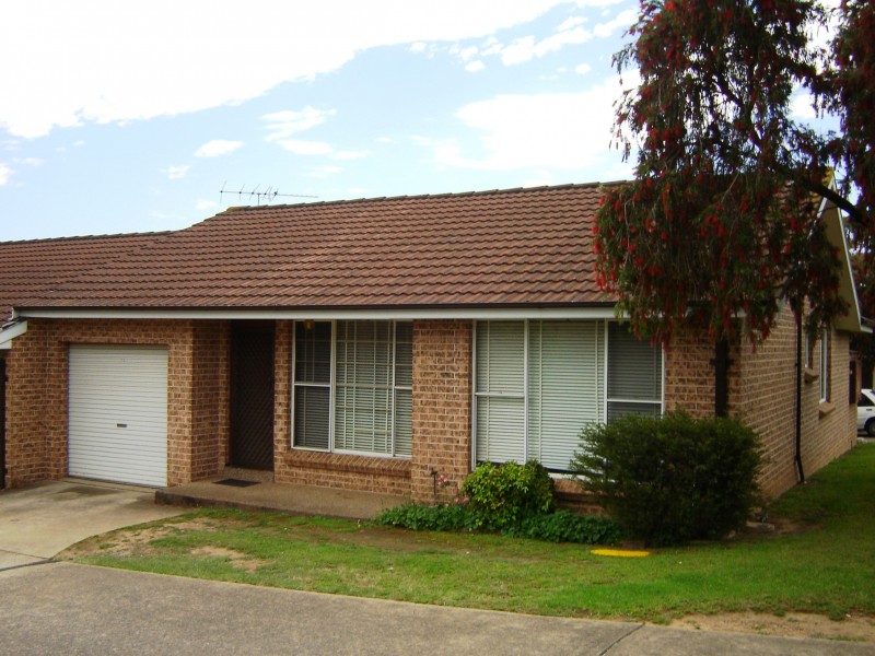 1/6 Bensley Rd, Macquarie Fields NSW 2564