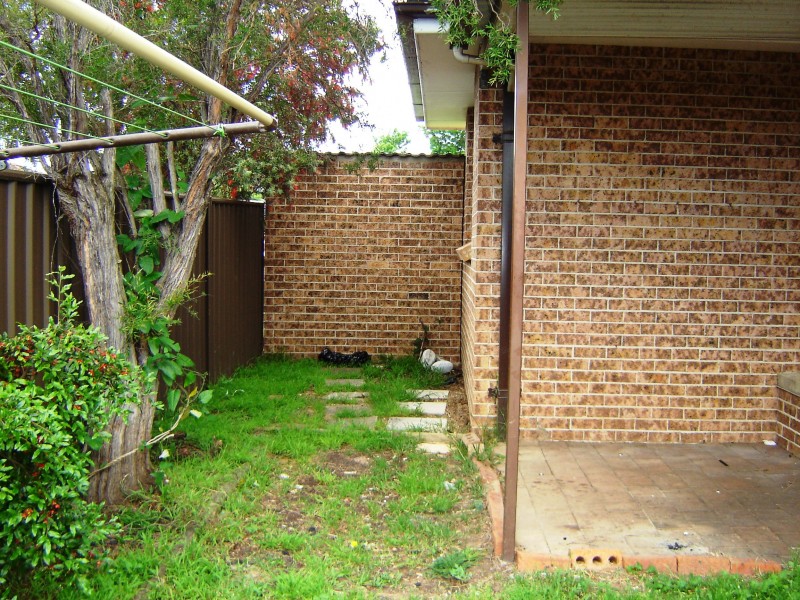 1/6 Bensley Rd, Macquarie Fields NSW 2564