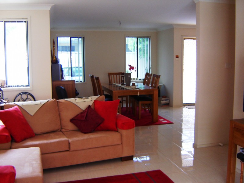 5/2 Baldwin Ave, Glenfield NSW 2167