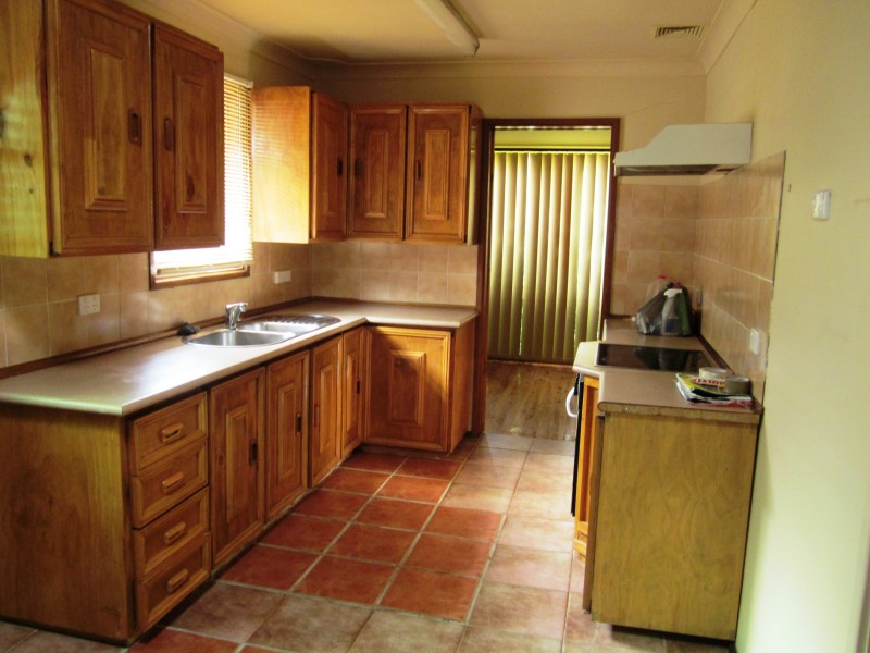 23 Harrow Rd, Glenfield NSW 2167