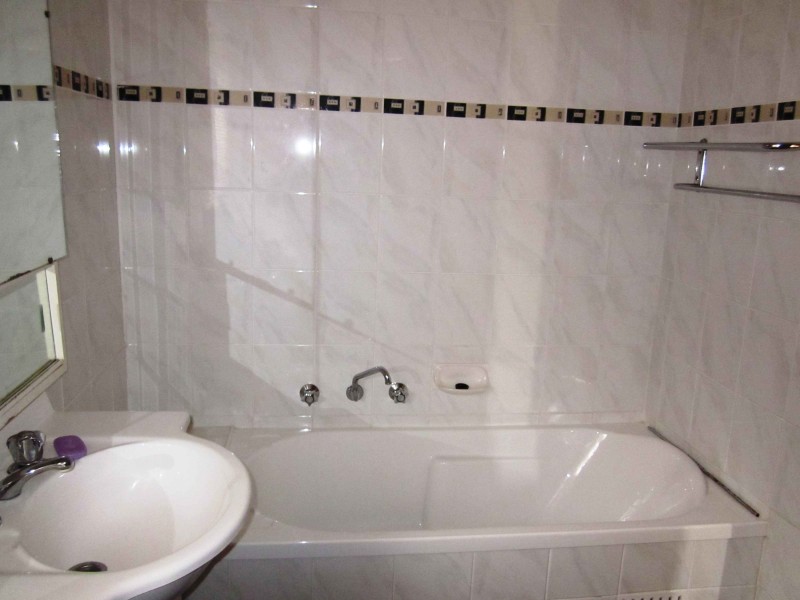 23 Harrow Rd, Glenfield NSW 2167