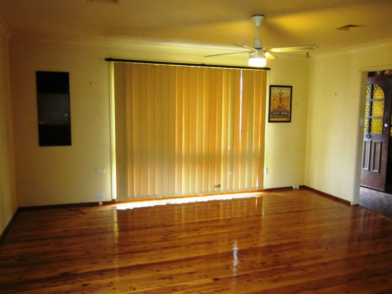 23 Harrow Rd, Glenfield NSW 2167