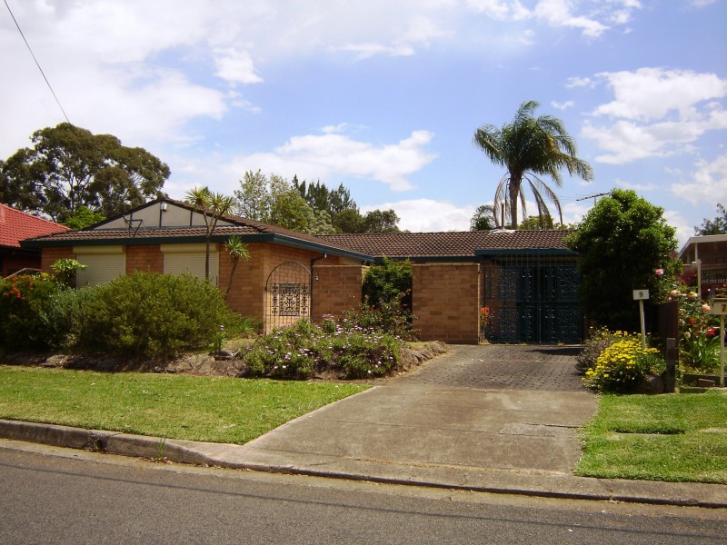 9 Clarence St, Macquarie Fields NSW 2564
