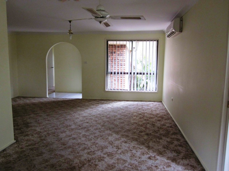 52 Harrow Rd, Glenfield NSW 2167