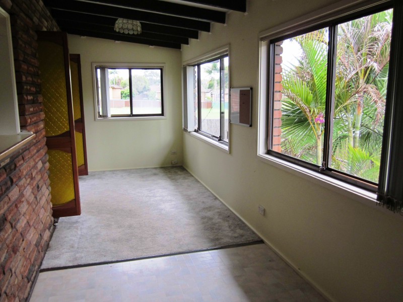 52 Harrow Rd, Glenfield NSW 2167