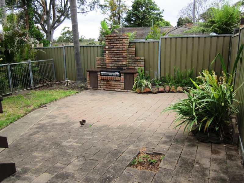 52 Harrow Rd, Glenfield NSW 2167